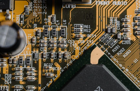 PCB字符标注避让焊盘：关键设计原则