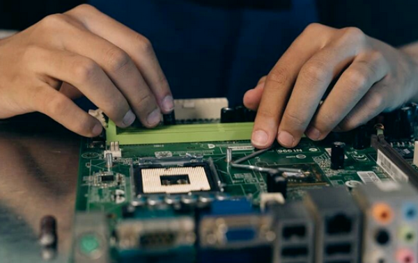 PCB电路板电阻分压计算:从公式到实战