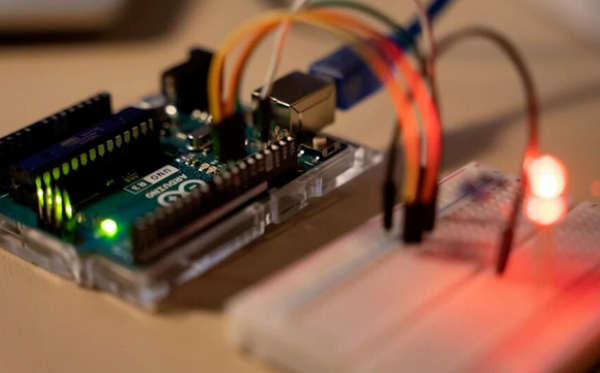 PCB多层板：电源平面为何要内缩？