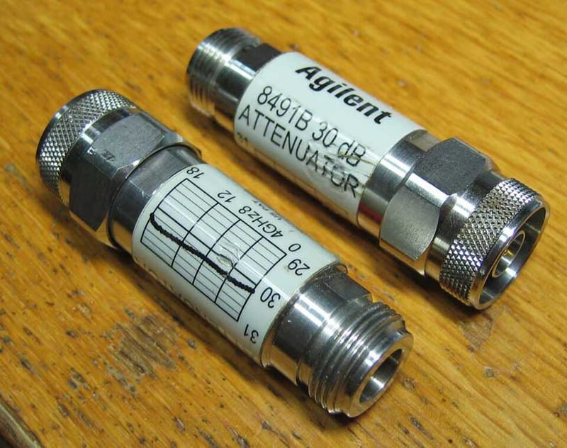 器件上的型号与30dB标记；实际性能还需核对频率和使用条件。