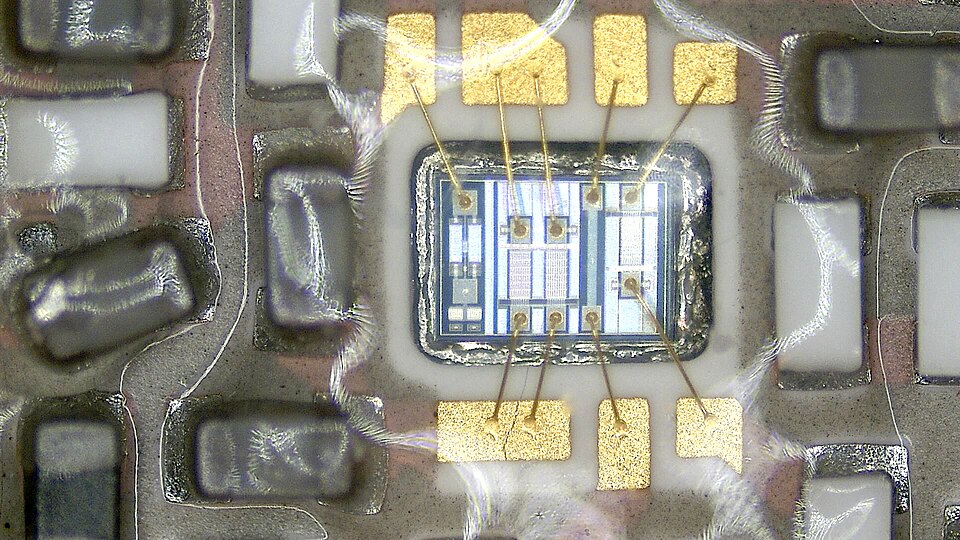 高密度PCB微距细节,用于观察细线、焊盘与高密度互连区域
