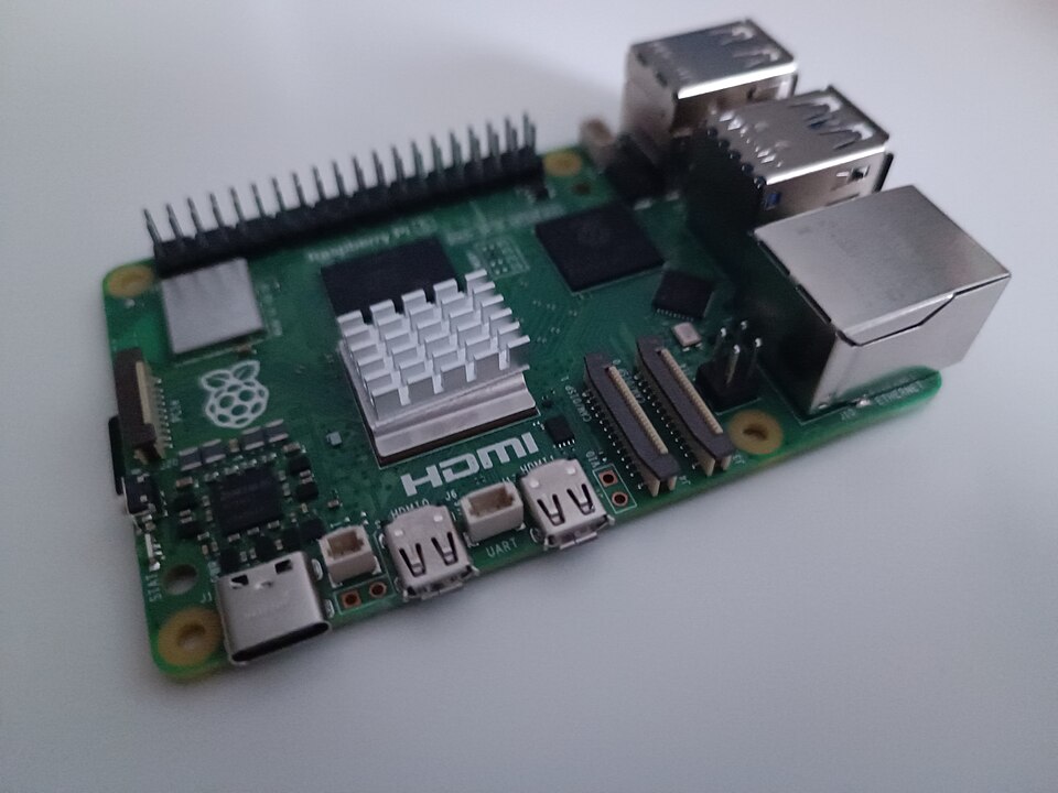 Raspberry Pi 5单板计算机,用于理解嵌入式Linux系统构建与上板运行场景