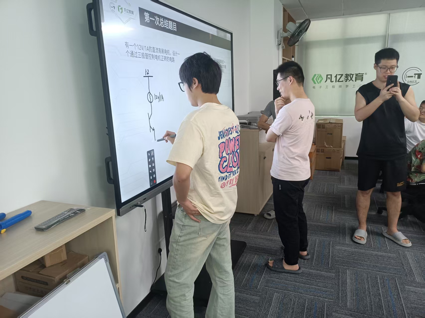 凡亿教育硬件设计课堂实景