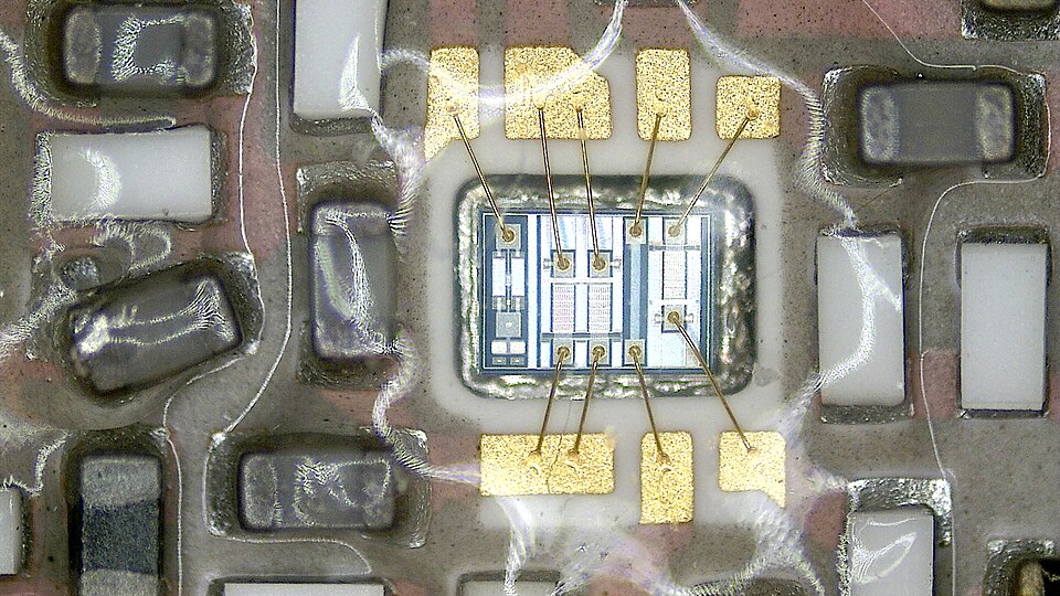 通过数字显微镜观察的PCB器件与焊盘细节,可用于理解仿真模型需要关注的实际几何边界