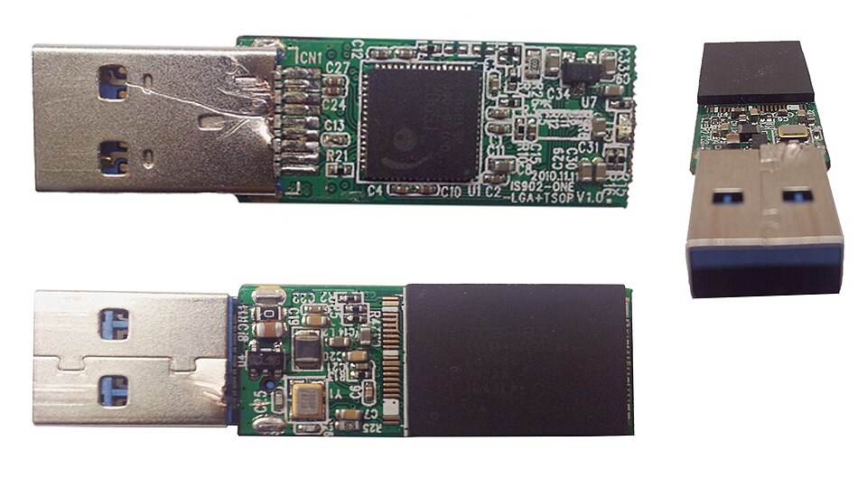 USB 3.0闪存盘内部PCB实物,可用于观察高速接口板上器件与连接区域的布局。