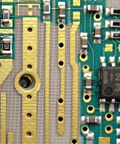 射频PCB上的真实接地过孔围栏实物特写