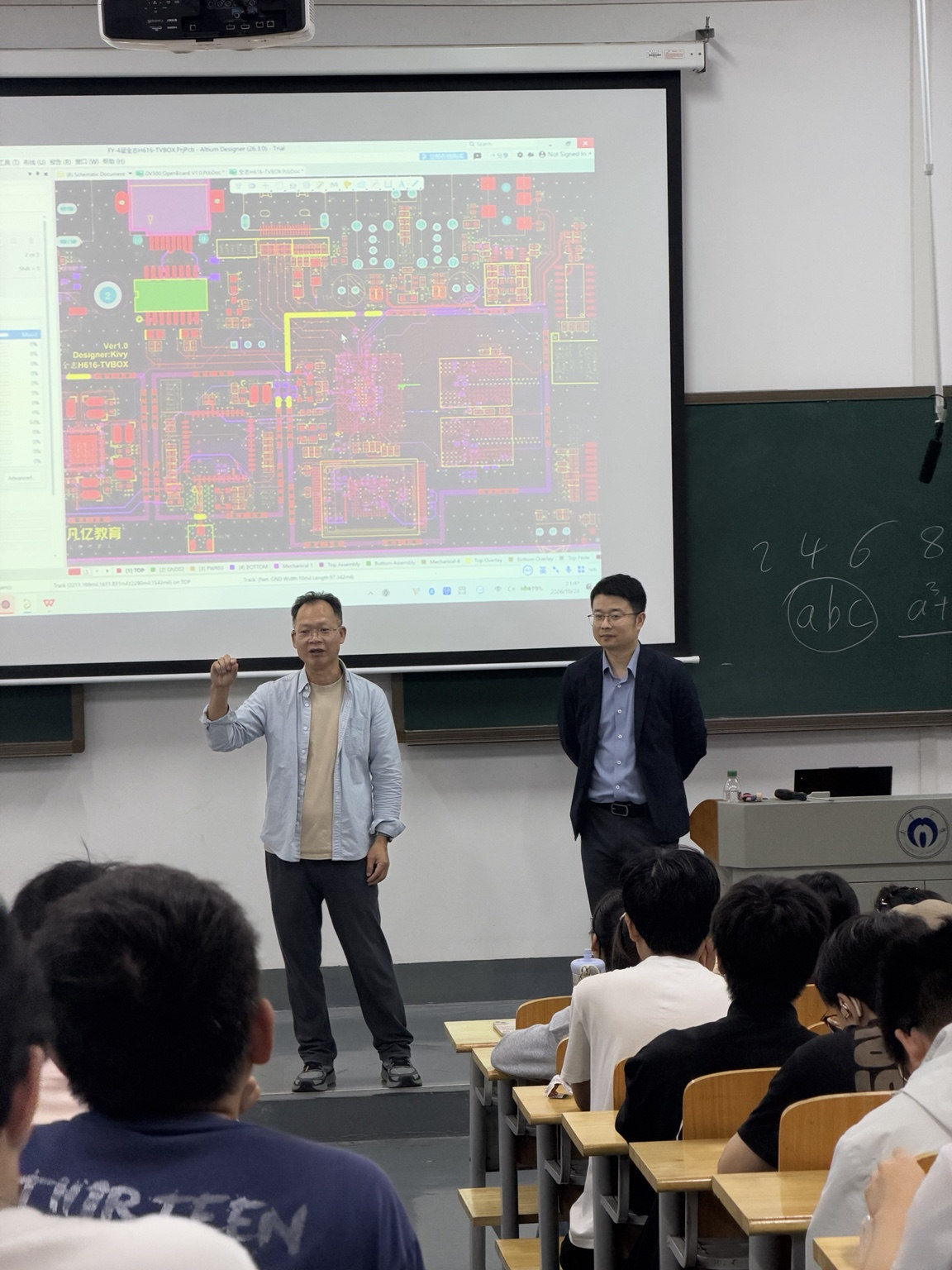 南华大学陈文光教授与凡亿郑老师在学生面前现场交流