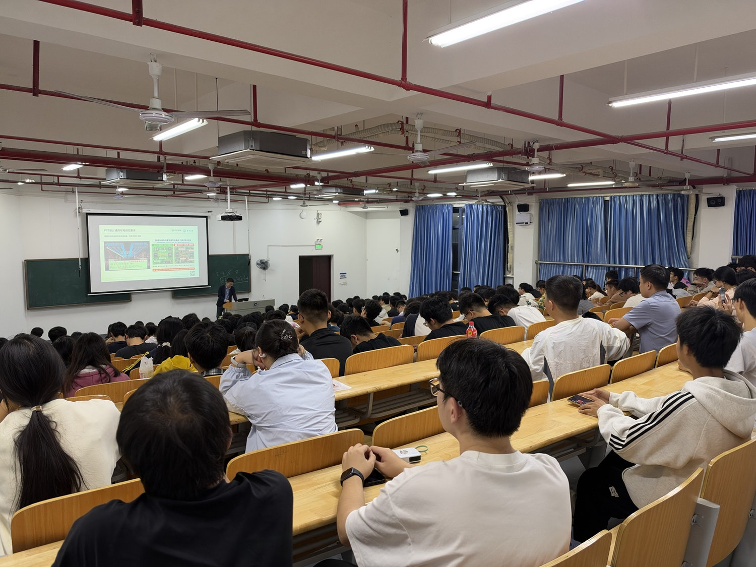 同学们在南华大学教室聆听PCB技术交流